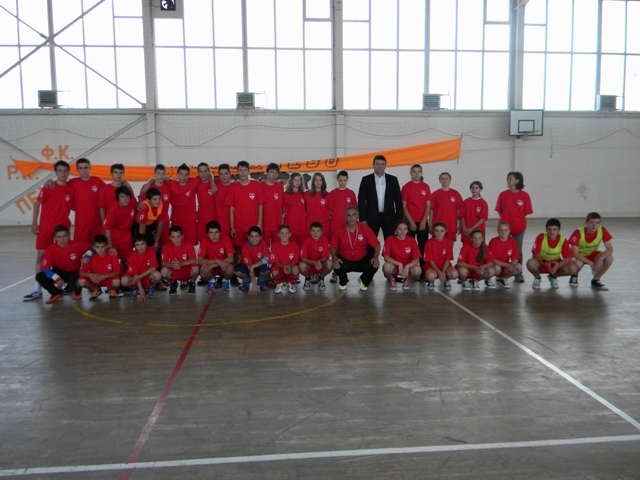 На иницијатива на организацијата Отворена забавна фудбалска школа - Скопје, во спортската сала Јане Сандански - Пехчево, се одржа турнир на кој силите ги одмерија тимови од седмите и осмите одделенија од ООУ ,, Ванчо Китанов ’’ - Пехчево.