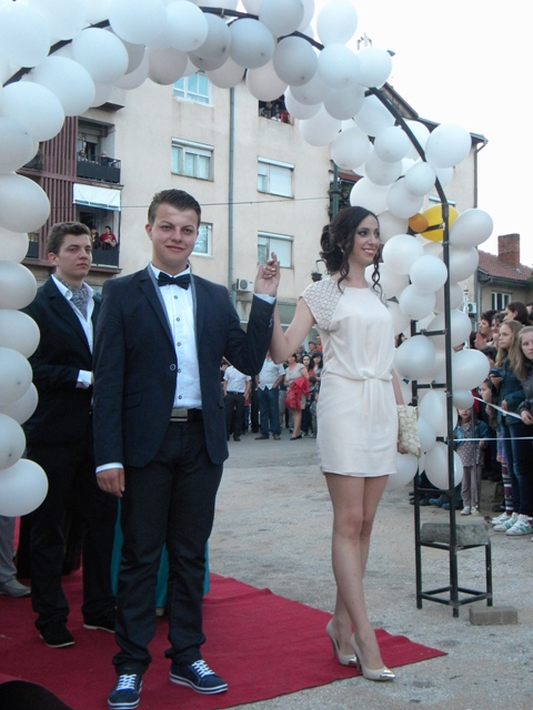 Матурантите од Пехчево, ја прославија својата матурска вечер.