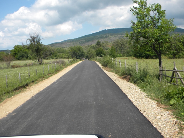 Во должина од 1594 m и ширина од 3,5 m, завршена е целосната реконструкција на локалниот пат на потегот од регионалниот пат R 523 Пехчево - Делчево, кон селото Негрево.
