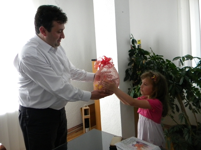 По повод престојните велигденски празници, децата од детската градинка ,, 7 Септември ’’ - Пехчево, го посетија градоначалникот подарувајќи му велигденско јајце, изработено од вештите раце на дечињата и вработените.