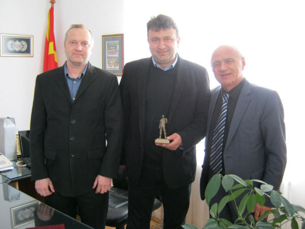 Управителите на фирмата ,, Кадиица метал ’’ - Пехчево, Алексеј Страхуњин и Николајчо Николов, беа на работна средба со градоначалникот на Пехчево, Игор Поповски.