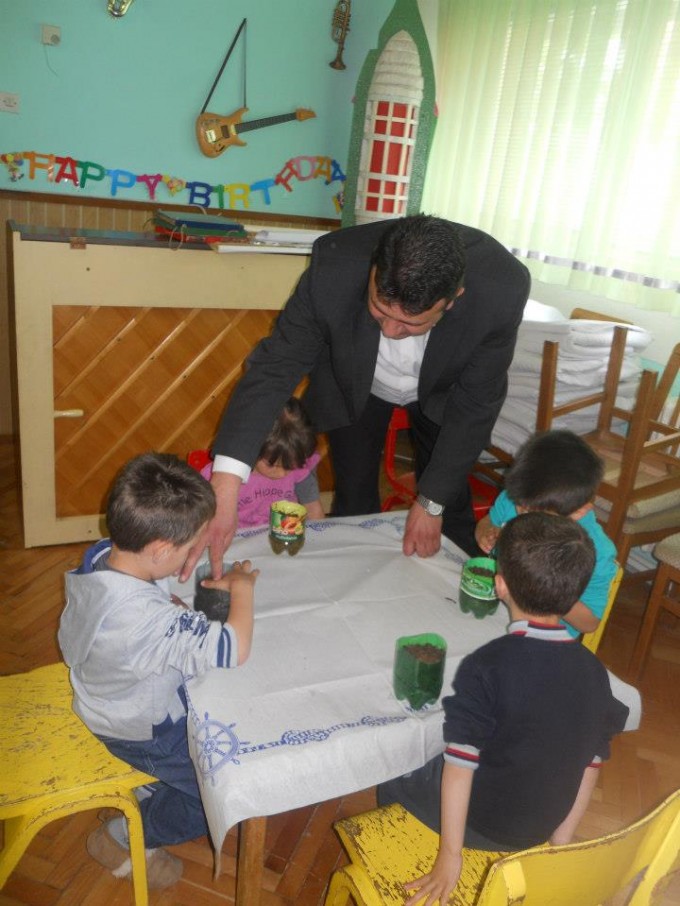 Како дел од пролетните активности на здружението ,, Ден на дрвото - Засади ја својата иднина ‘‘, вчера во образовните институции во Пехчево се одржа акцијата ,, Садница плус ‘‘.