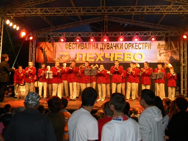Вчера вечер на градскиот плоштад во Пехчево, свечено беше отворено 3-тотo издание на Фестивалот на дувачки оркестри Пехчево 2013.